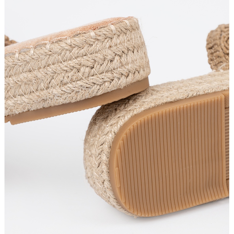 Seastar Beige -klaffar flätade på en plattform med spännen 1