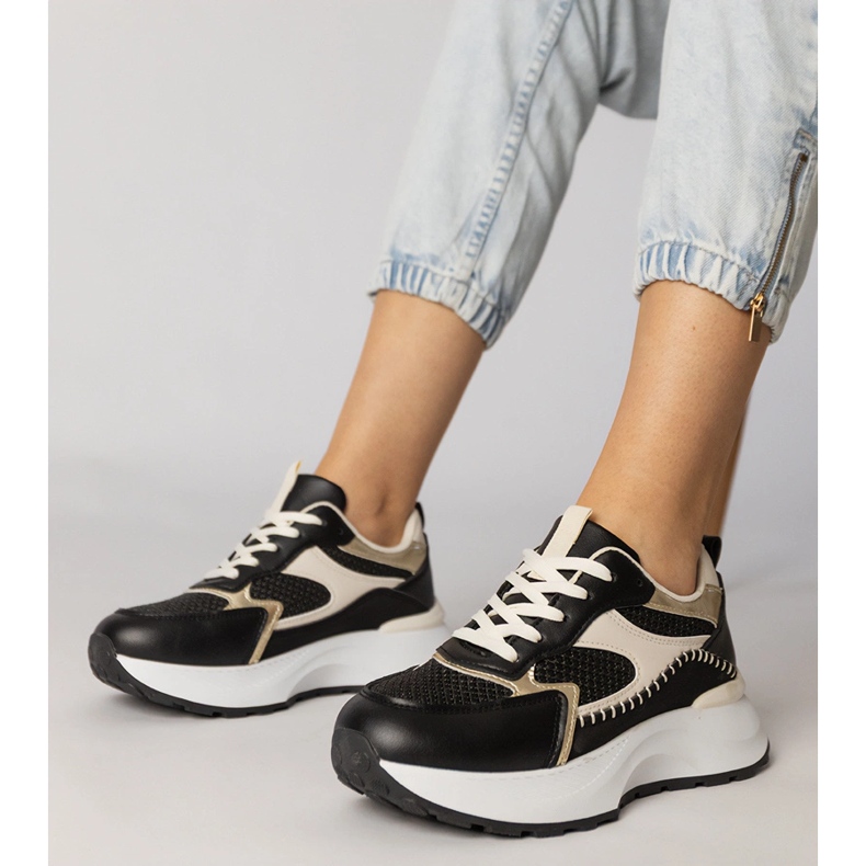 Svarta sportsneakers med en flätad insats 1