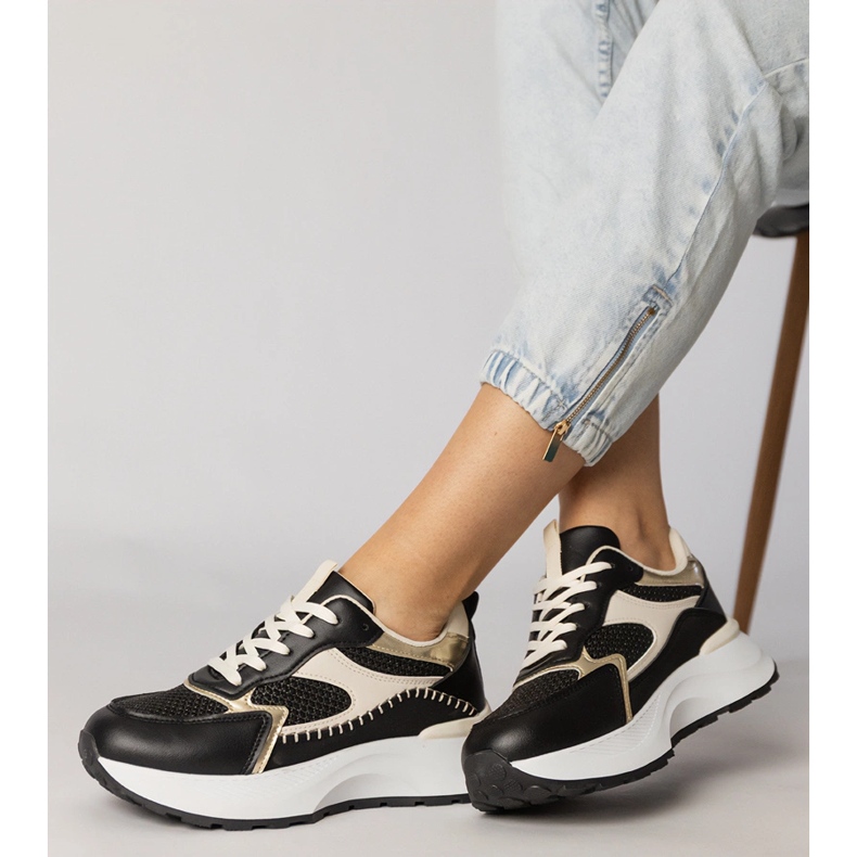 Svarta sportsneakers med en flätad insats 2