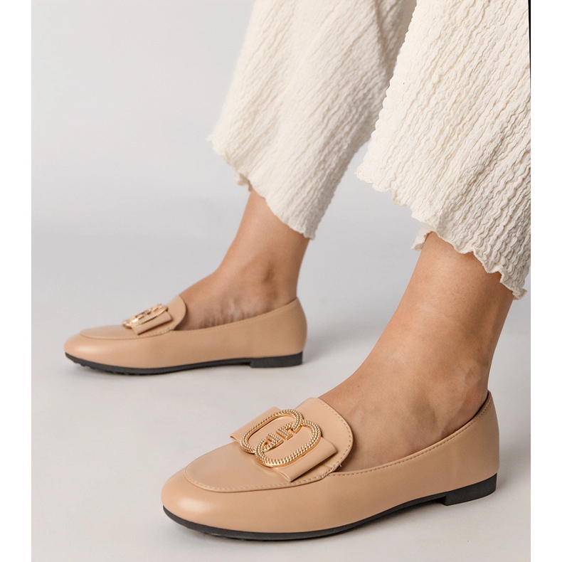 Krämiga kvinnors loafers med en gyllene dekoration 1