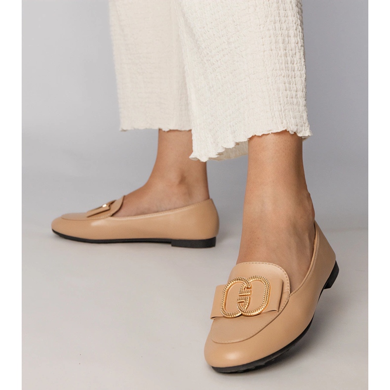 Krämiga kvinnors loafers med en gyllene dekoration 2
