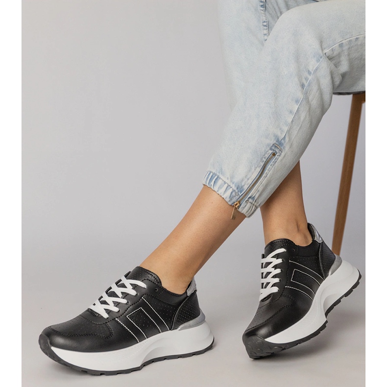 Svarta sportsneakers med silverinsats 2