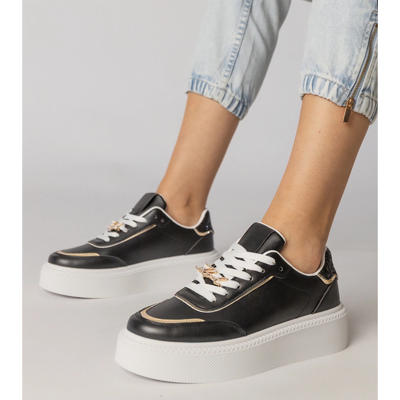 Svarta sneakers dekorerade med glitter och zirkoner 1
