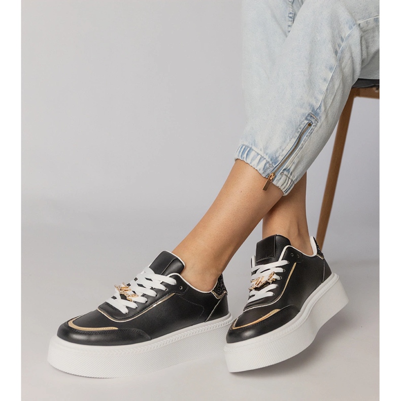 Svarta sneakers dekorerade med glitter och zirkoner 2