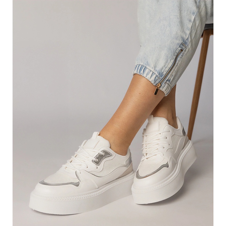 Vita sneakers med en materiell insats 1