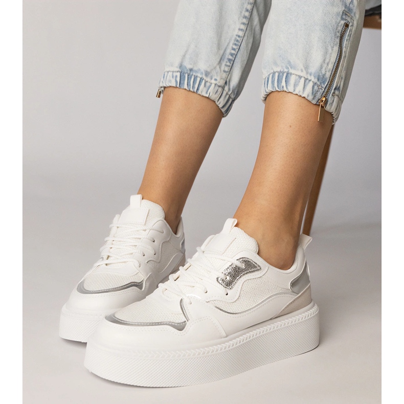 Vita sneakers med en materiell insats 2