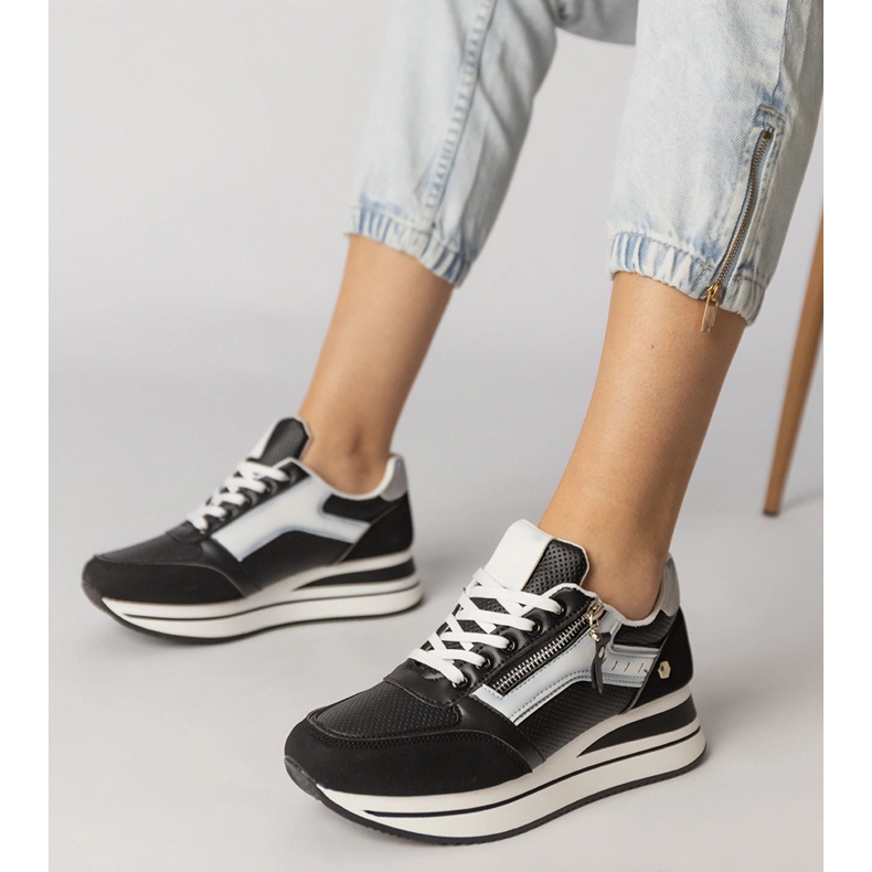 Svarta sportsneakers dekorerade med en skjutreglage 1