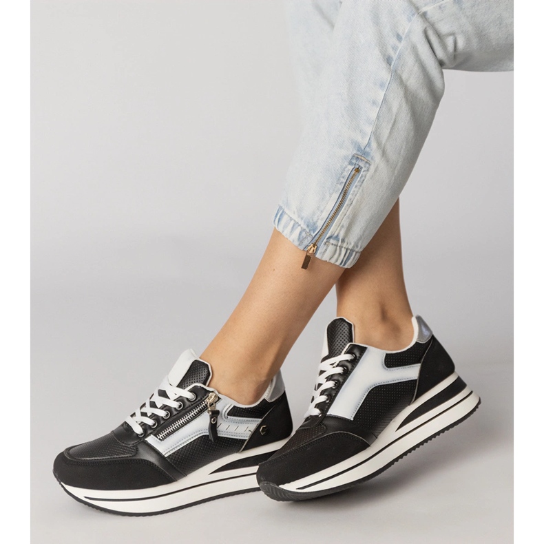 Svarta sportsneakers dekorerade med en skjutreglage 2