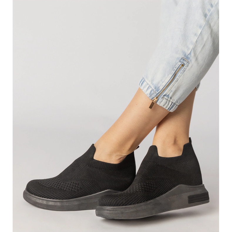 Svarta sockens sneakers infogade 2