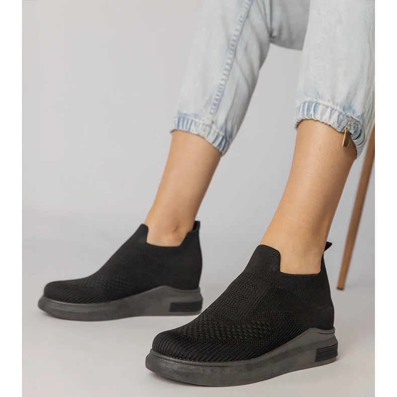 Svarta sockens sneakers infogade 1