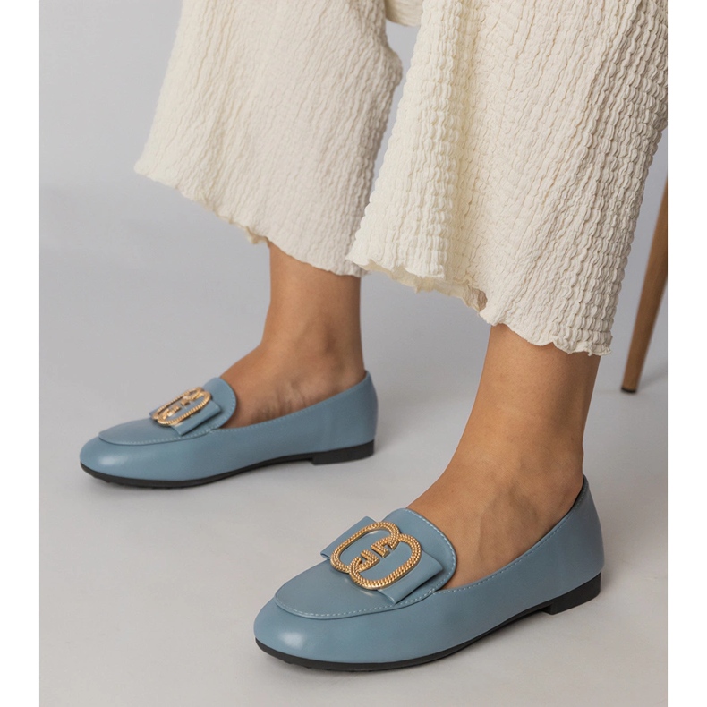Blå kvinnors loafers med en gyllene dekoration 1