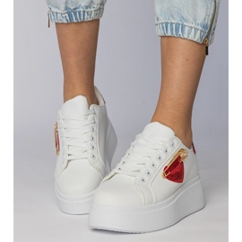 Vita sneakers med ett rött hjärta 3