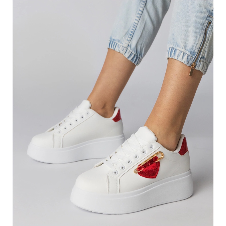 Vita sneakers med ett rött hjärta 1
