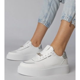 Vita och silver sneakers dekorerade med glitter och zirkoner 1