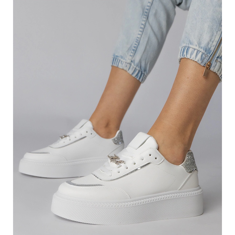 Vita och silver sneakers dekorerade med glitter och zirkoner 1