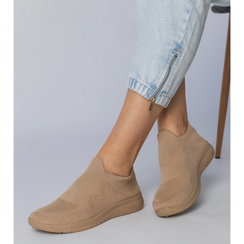 Beige sportsneakers med en socking övre 2