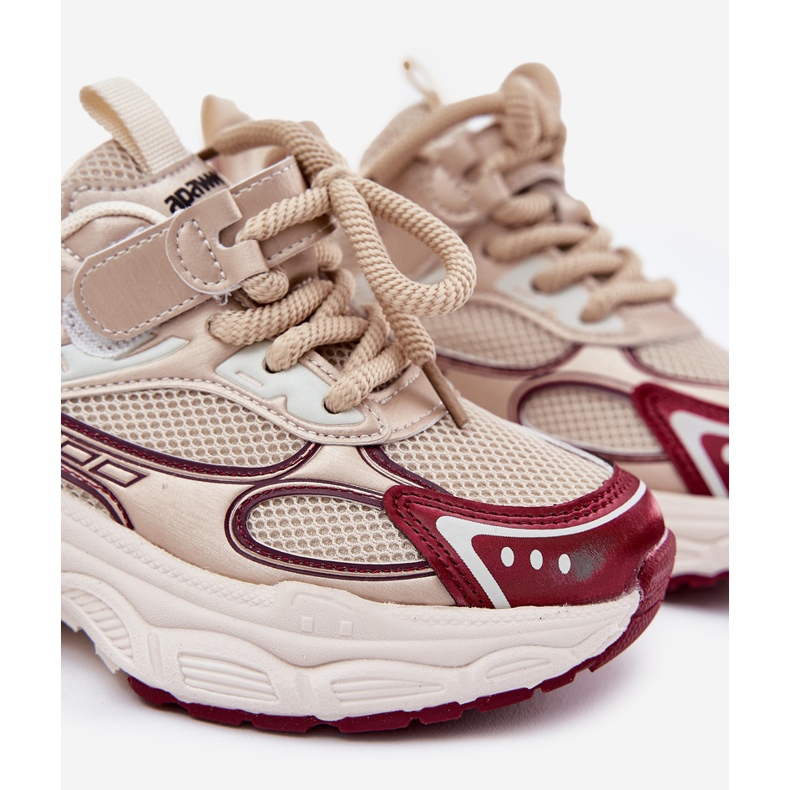 Barns sneakers på en tjock guldsula gyllene 2