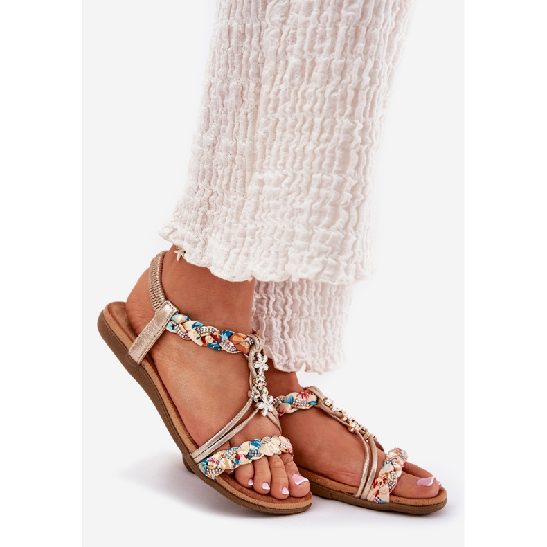 Platta kvinnosandaler med flätade ränder och stift Artiker 54C1323 PLN gyllene 1