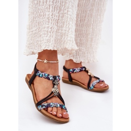 Platta kvinnosandaler med flätade ränder och stift Artiker 54C1331 Black svart 2