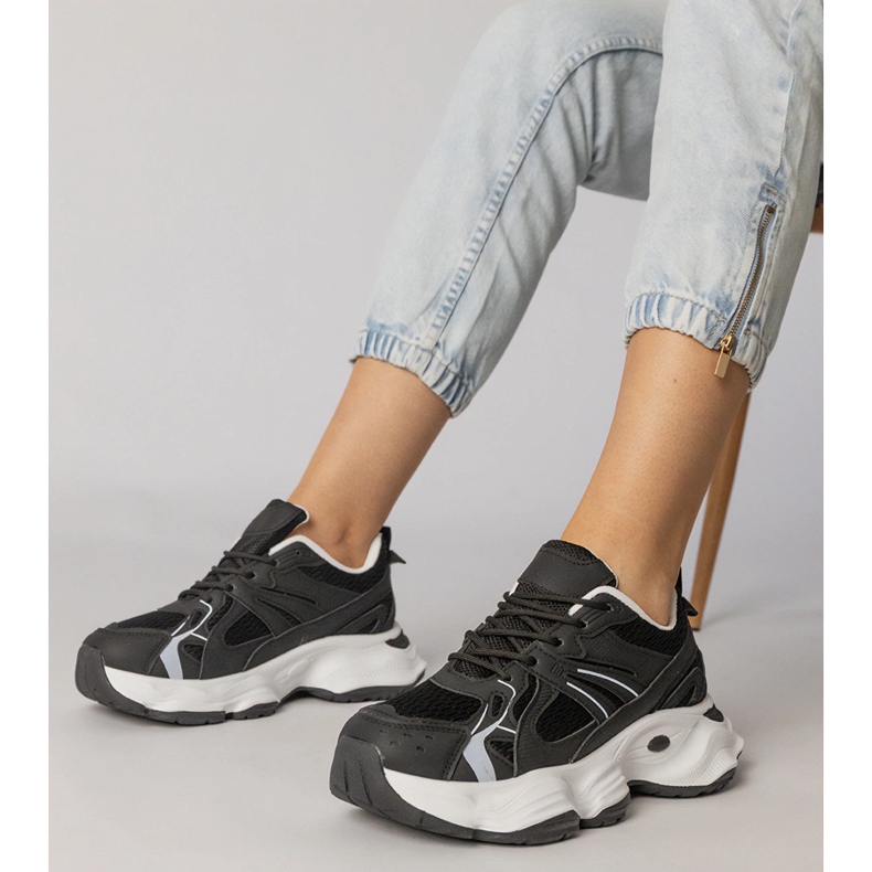 Svarta sportsneakers på en massiv sula 1