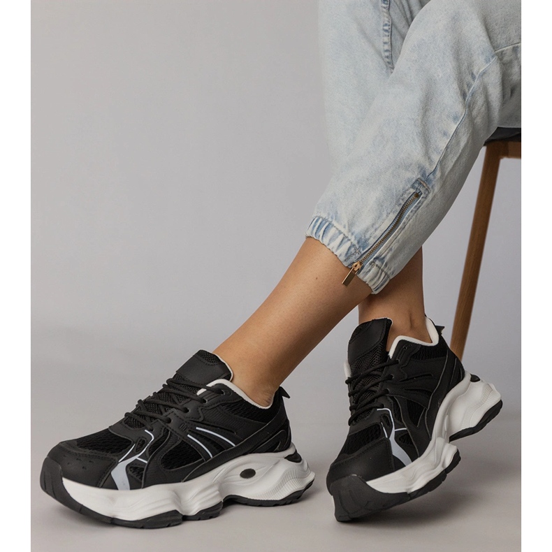 Svarta sportsneakers på en massiv sula 2