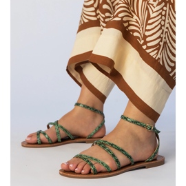 Gröna sandaler på en platt sula 1