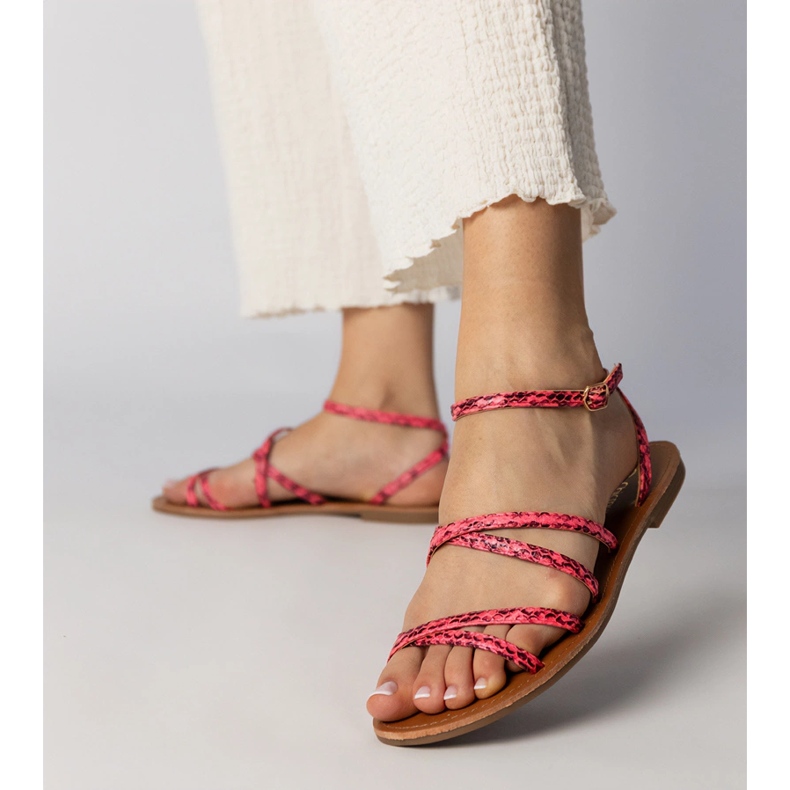 Rosa sandaler på en platt sula 1