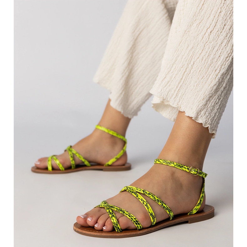 Gula sandaler på en platt sula 1