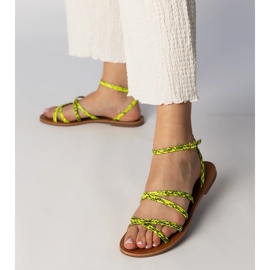 Gula sandaler på en platt sula 2