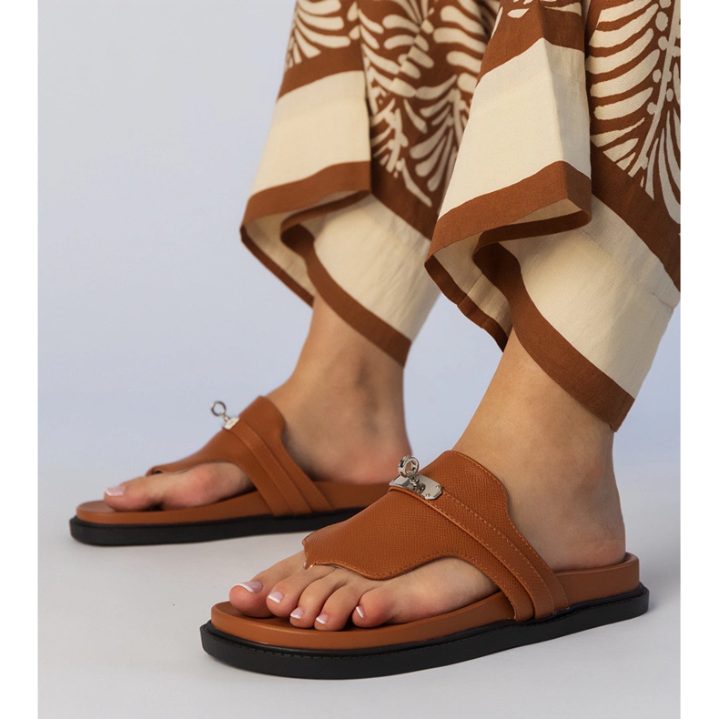 Brun flip -flops elegant med en prydnad 1