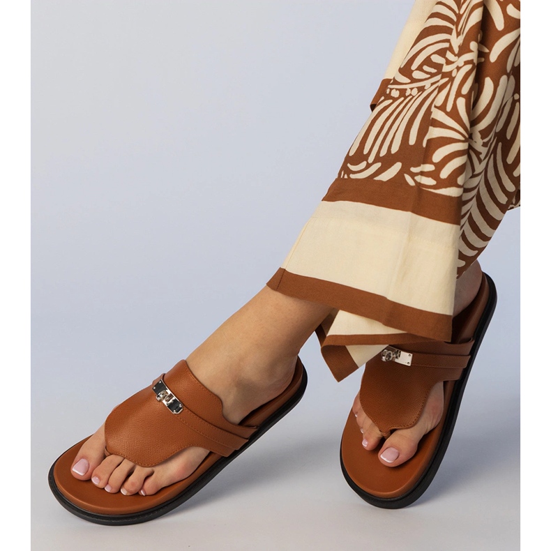 Brun flip -flops elegant med en prydnad 2