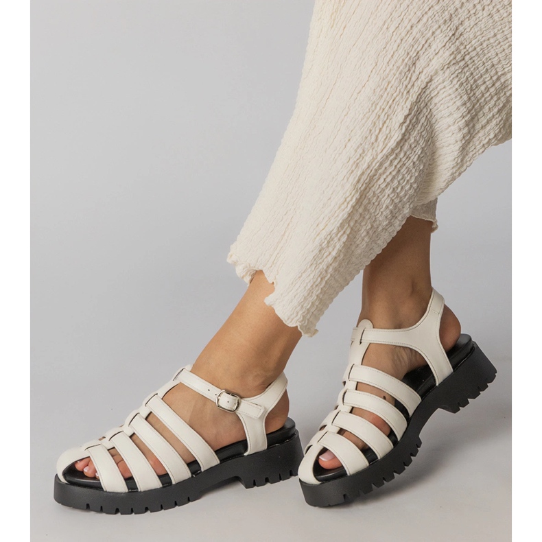 Vita sandaler på plattformen med en fingerlinje 2