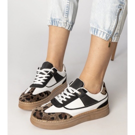 Svartvita sneakers med ett leopardtillbehör 2