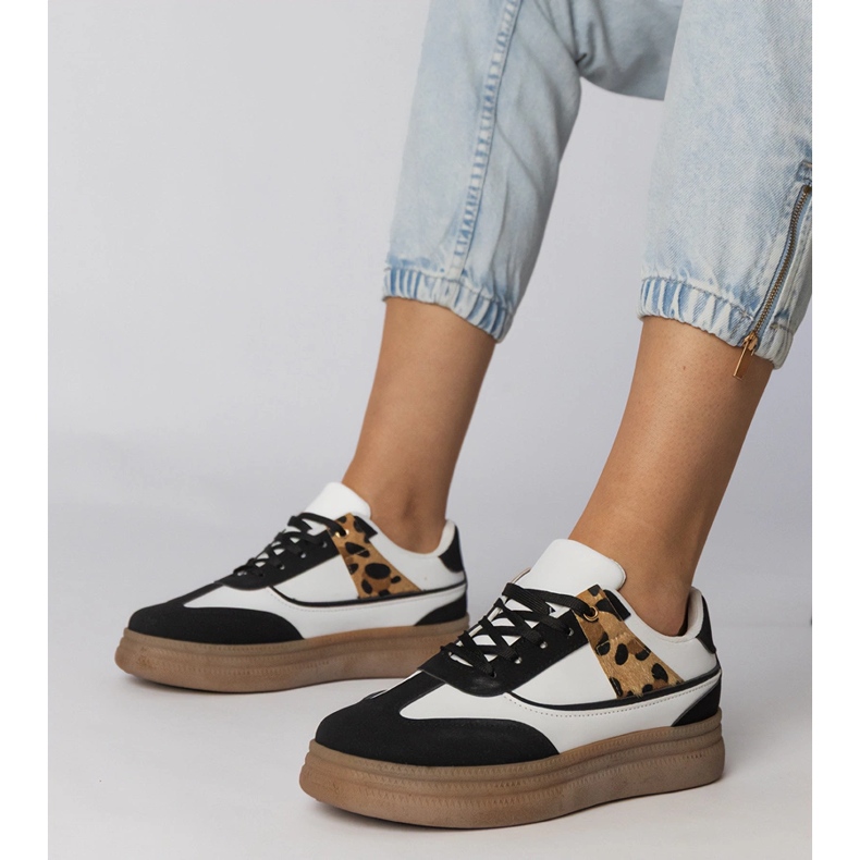 Vita och vita sneakers med ett leopardtillbehör 1