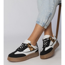 Vita och vita sneakers med ett leopardtillbehör 2