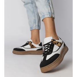 Vita och vita sneakers med ett leopardtillbehör 3