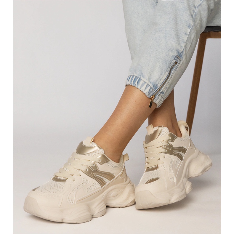 Beige sneakers kvinnors sport med en gyllene införande 1