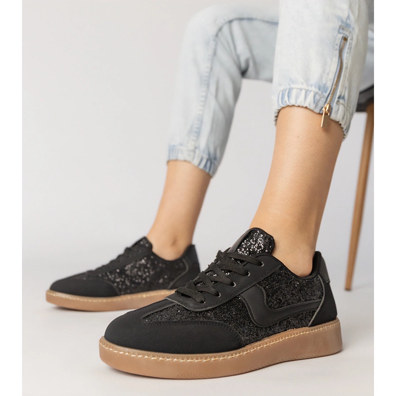Svarta kvinnors sneakers dekorerade med glitter 1
