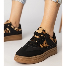 Svarta sneakers med ett leopardtillbehör 1