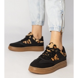 Svarta sneakers med ett leopardtillbehör 3