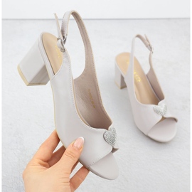 Kvinnors sandaler på stolpen med en dekorativ hjärta grå Vinceza 20262 1