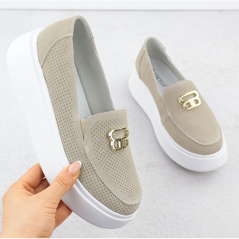 Perforerade läderloafers på Vinceza 93204 -plattformen beige 1