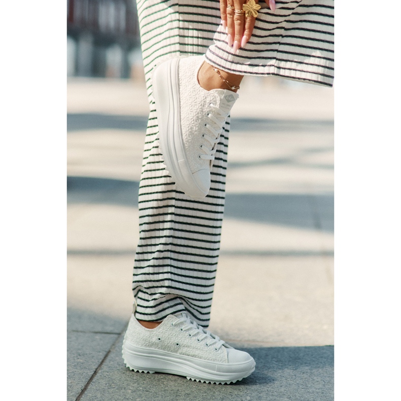 Kvinnors sneakers med broderi på plattformen Lee Cooper LCW-25-31-3465L Vit 2