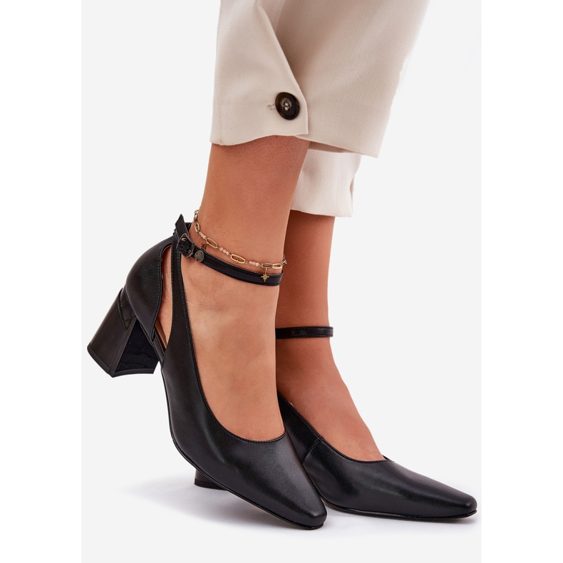 Läderpumpar på stolpen maciejka k6816-01 svart 1