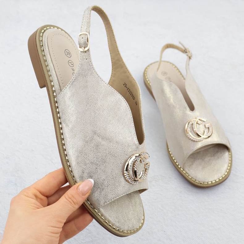 Kvinnors sandaler byggda upp med en prydnad av gyllene 43329 Potocki 1