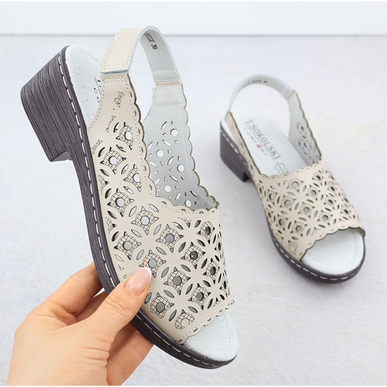 Openwork kvinnors lädersandaler på dynan Beige T.Sokolski L25-25 1