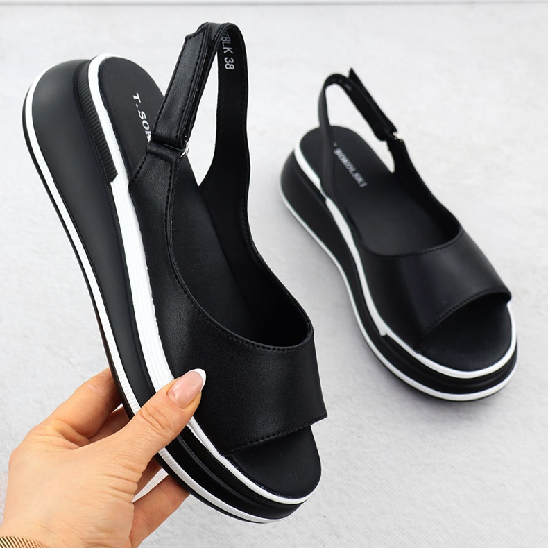 Kvinnors lädersandaler på kilar Black T.Sokolski L25-247 svart 1