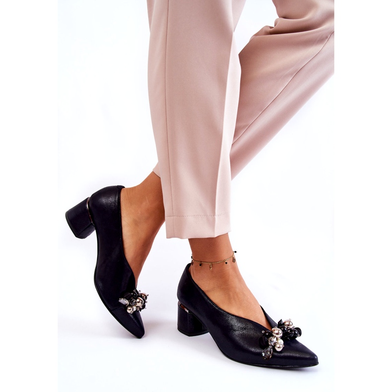 Läderpumpar med en prydnad Laura Messi 2487 Navy Blue blå 1