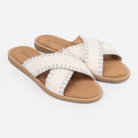 Vita klaffar flätade på en platt sula 1