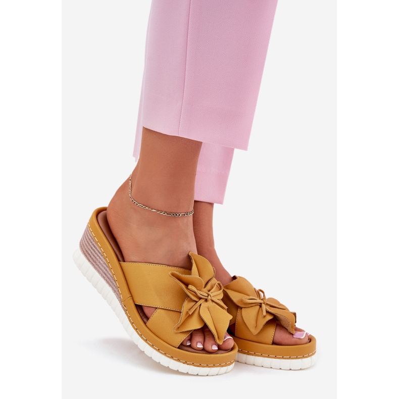 Kvinnors läderkilar med en dekorativ blommartiker 52C0504 Gul 1